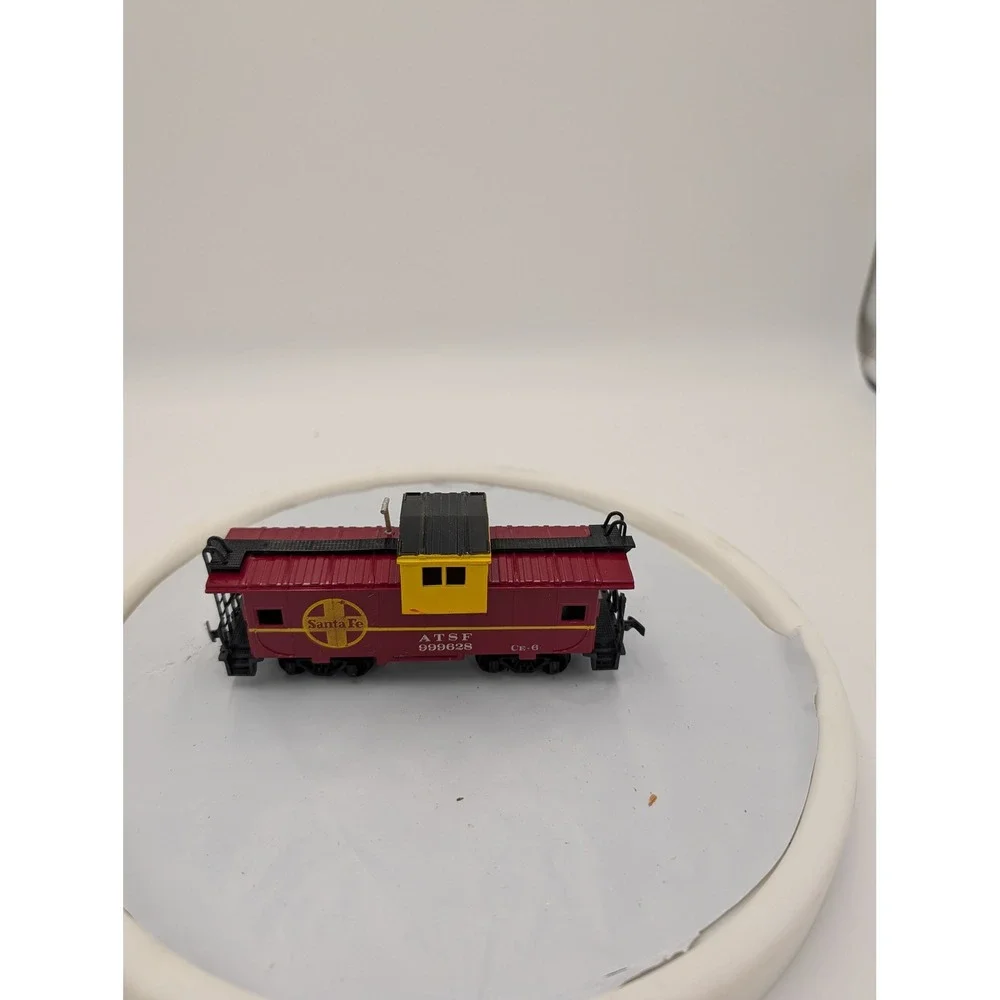 Santa Fe ATSF 999628 Ce-6‎ Caboose HO Scale Model Train Maroon Yellow Cupola